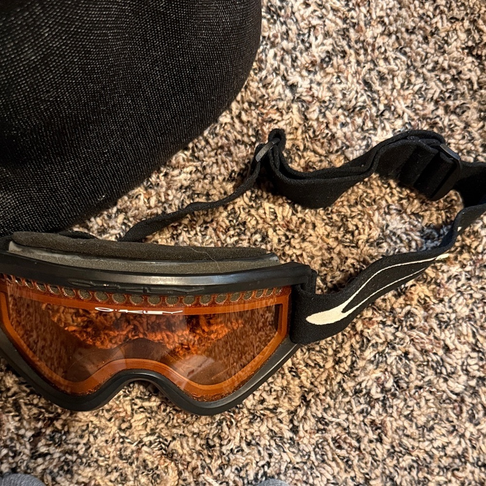 Oakley Black Ski/Snowboard Goggles with Amber Lens